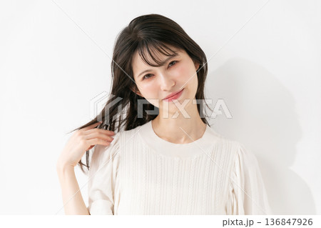 ミドル女性　ポートレート　ヘアケア 136847926