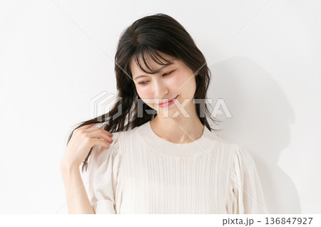 ミドル女性　ポートレート　ヘアケア 136847927
