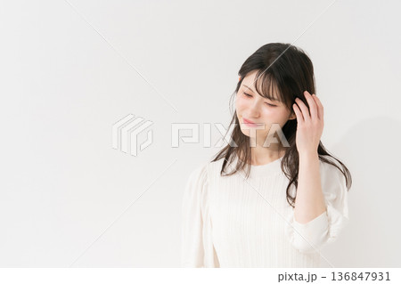 ミドル女性　ポートレート　ヘアケア 136847931