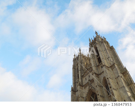 イギリス・ビバリー大聖堂のゴシック建築と青空 136847953