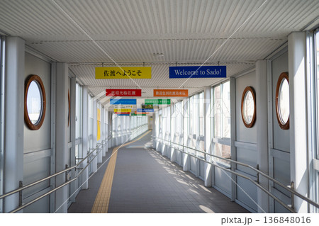 朱鷺メッセ・新潟コンベンションセンターから佐渡汽船ターミナルへ続く連絡通路 136848016