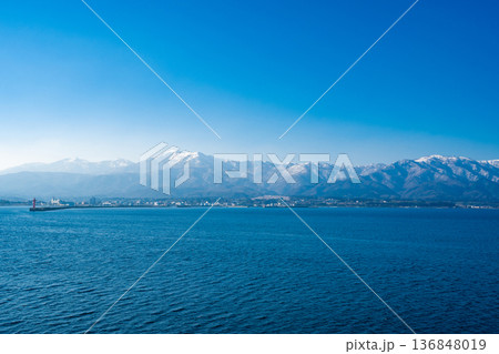 冬の佐渡島　雪化粧の大佐渡山脈 136848019