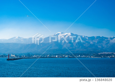 冬の佐渡島　雪化粧の大佐渡山脈 136848020
