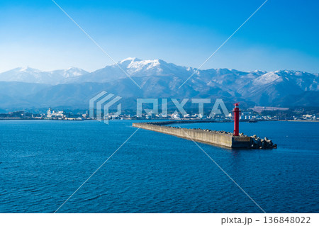 冬の佐渡島 雪化粧の大佐渡山脈 冬の佐渡島 雪化粧の大佐渡山脈 136848022