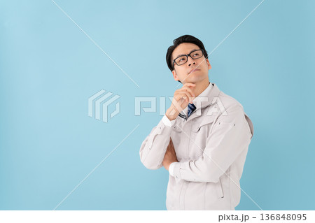 作業服の男性 悩む 作業服の男性 悩む 136848095