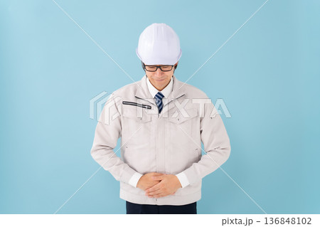 作業服の男性　お辞儀 136848102