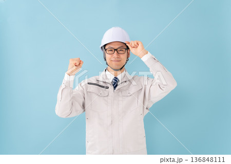 作業服の男性　ガッツポーズ 136848111