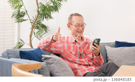 スマホを持つシニア男性 136848185