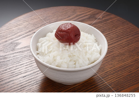 ごはんにのせられた梅干し ごはんにのせられた梅干し 136848255