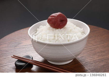 ごはんにのせられた梅干し 136848261