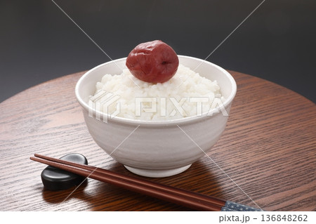 ごはんにのせられた梅干し 136848262
