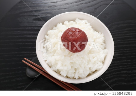 ご飯なのせられた梅干 ご飯なのせられた梅干 136848295
