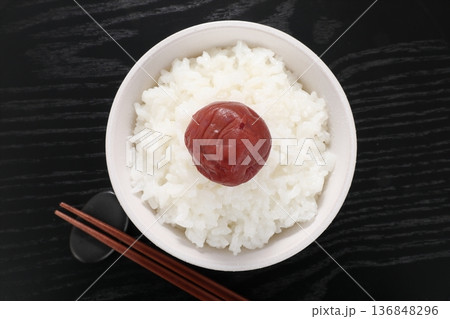 ご飯なのせられた梅干 ご飯なのせられた梅干 136848296
