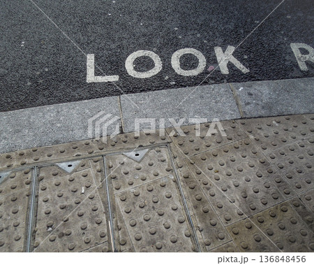 ロンドンの道路に描かれた「LOOK」の横断歩道表示 ロンドンの道路に描かれた「LOOK」の横断歩道表示 136848456