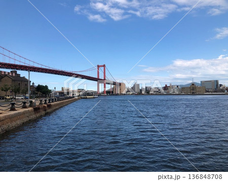 若松南海岸通りと若戸大橋 136848708