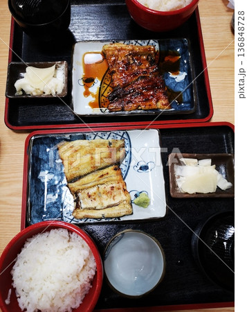 うなぎ白焼きとかば焼き定食 136848728
