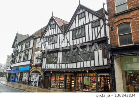 イギリス・ヨークのチューダー様式の歴史的建物 136848834