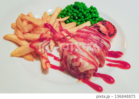 イギリス風チキン料理とフライドポテト イギリス風チキン料理とフライドポテト 136848875