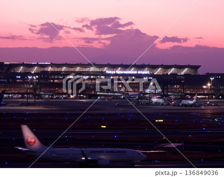 夕暮れの東京国際羽田空港の風景 夕暮れの東京国際羽田空港の風景 136849036