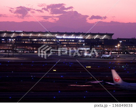 夕暮れの東京国際羽田空港の風景 夕暮れの東京国際羽田空港の風景 136849038