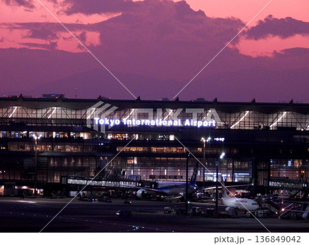夕暮れの東京国際羽田空港の風景 夕暮れの東京国際羽田空港の風景 136849042