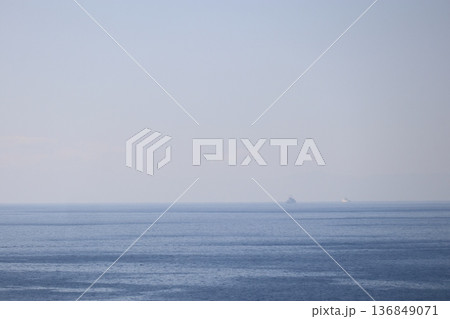 海に浮かぶ船 海に浮かぶ船 136849071