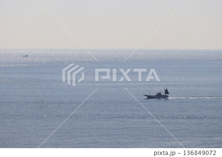 早朝の海を行く漁船 早朝の海を行く漁船 136849072