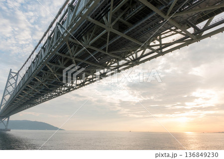 夕焼けに染まる明石海峡大橋 夕焼けに染まる明石海峡大橋 136849230