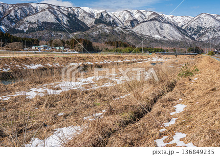浅春の知内川と残雪の野坂山地　滋賀県高島市マキノ町 136849235