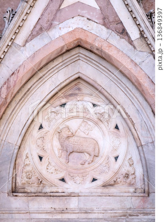 Agnus Dei carrying a Christian flag, Portal of Cattedrale di Santa Maria del Fiore (Cathedral of Saint Mary of the Flower), Florence, Italy Agnus Dei carrying a Christian flag, Portal of Cattedrale di Santa Maria del Fiore (Cathedral of Saint Mary of the Flower), Florence, Italy 136849397