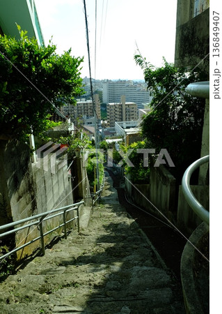 那覇市首里の石畳坂 那覇市首里の石畳坂 136849407