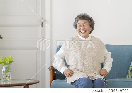 ソファに座る笑顔のシニア女性 136849799