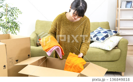 若い女性の引っ越しシーン 若い女性の引っ越しシーン 136849818