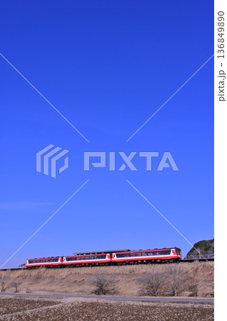 北浦湖畔駅に停車する鹿島臨海鉄道6000形気動車 136849890