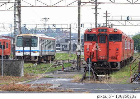 旧津山鉄道部：津山駅側線の留置線にて（岡山県津山市） 136850238