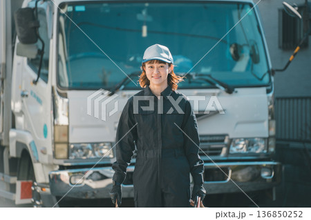 女性大型トラック整備士 女性大型トラック整備士 136850252