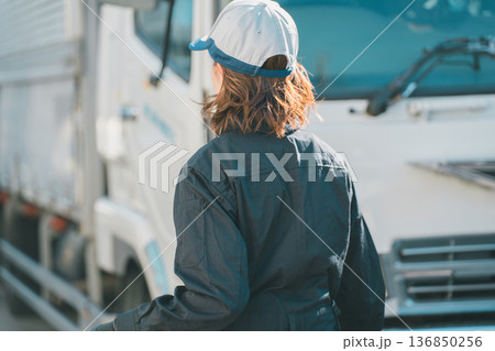 女性トラック整備士 女性トラック整備士 136850256