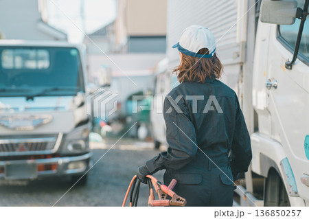 女性トラック整備士 女性トラック整備士 136850257