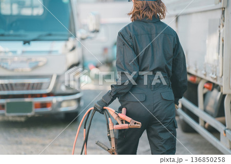 女性トラック整備士 女性トラック整備士 136850258