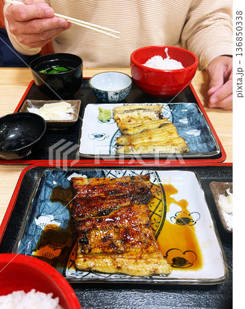 うなぎ白焼きとかば焼き定食 136850338