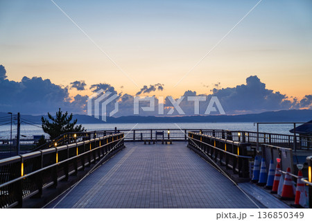 浅虫温泉の海辺の遊歩道と夕暮れの陸奥湾 136850349