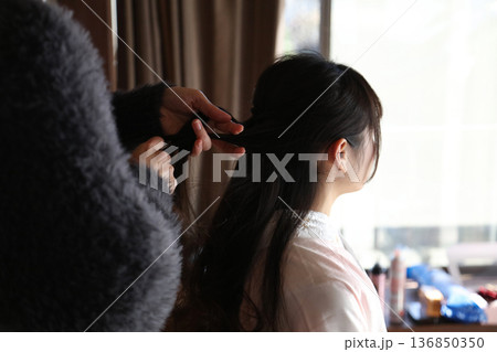 ヘアメイクをする女性 ヘアメイクをする女性 136850350