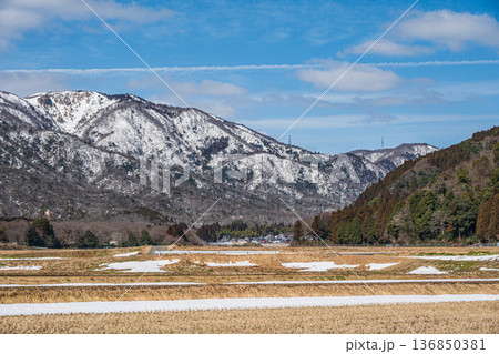 浅春のマキノ町の田園風景 滋賀県高島市 浅春のマキノ町の田園風景 滋賀県高島市 136850381