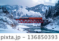 冬のトラス橋を渡る特急 136850393