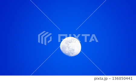 夜の空に浮かぶ月の風景 夜の空に浮かぶ月の風景 136850441