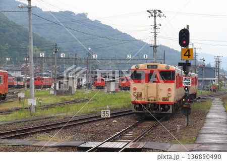 津山線キハ47形ノスタルジー車両と旧津山運転区側線 136850490