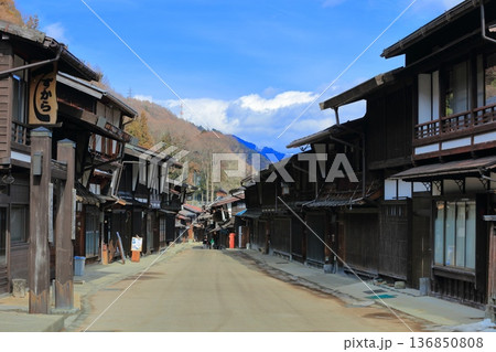 【長野県】晴天の奈良井宿の街並み 136850808