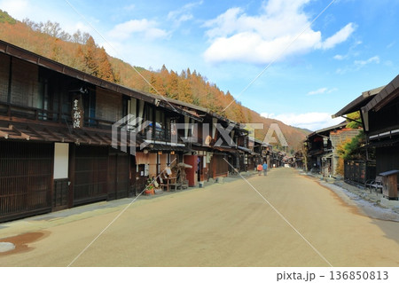 【長野県】晴天の奈良井宿の街並み 【長野県】晴天の奈良井宿の街並み 136850813