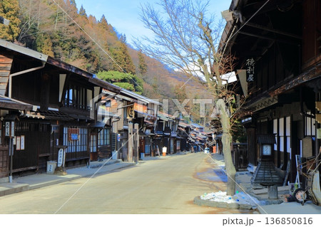 【長野県】晴天の奈良井宿の街並み 136850816