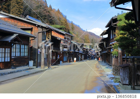 【長野県】晴天の奈良井宿の街並み 136850818